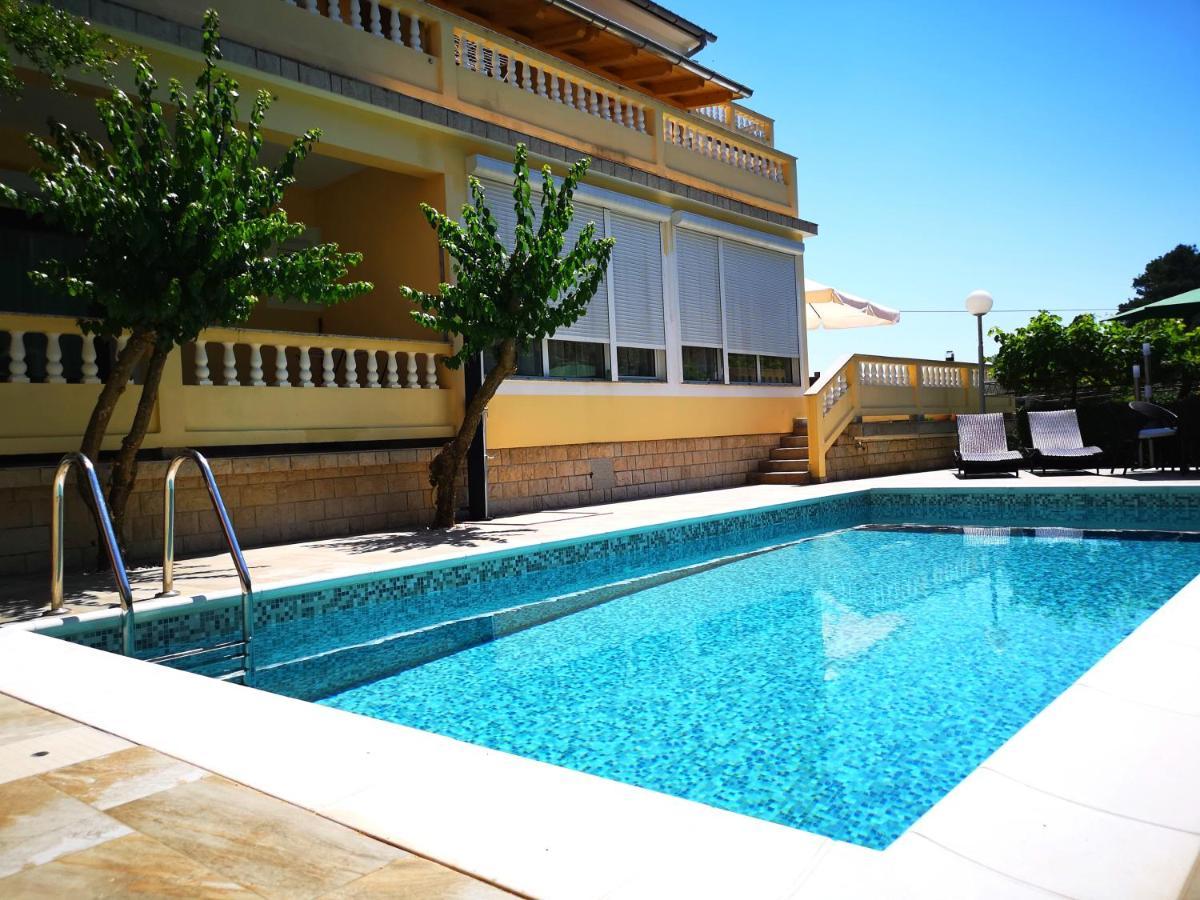 Apartments With A Swimming Pool Banjol, Rab - 11382 Kültér fotó
